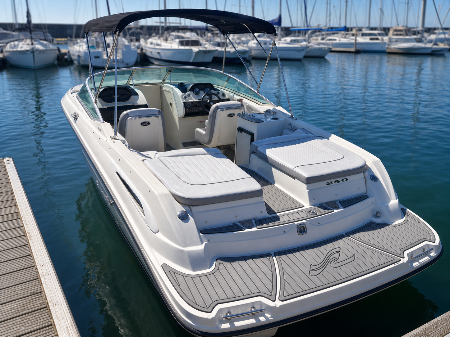 Cockpit e zonas de descanso do Sea Ray 250 SLX
