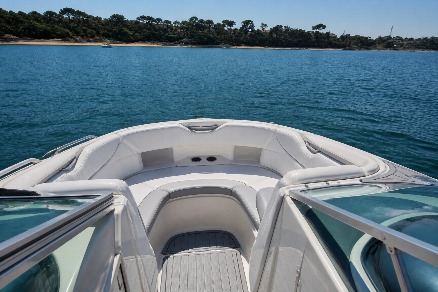 Proa aberta do Sea Ray 250 SLX em frente à costa