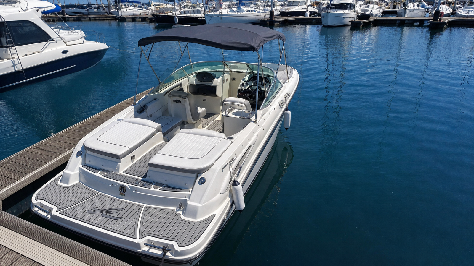 Sea Ray 250 SLX da ExperienSea atracado numa marina